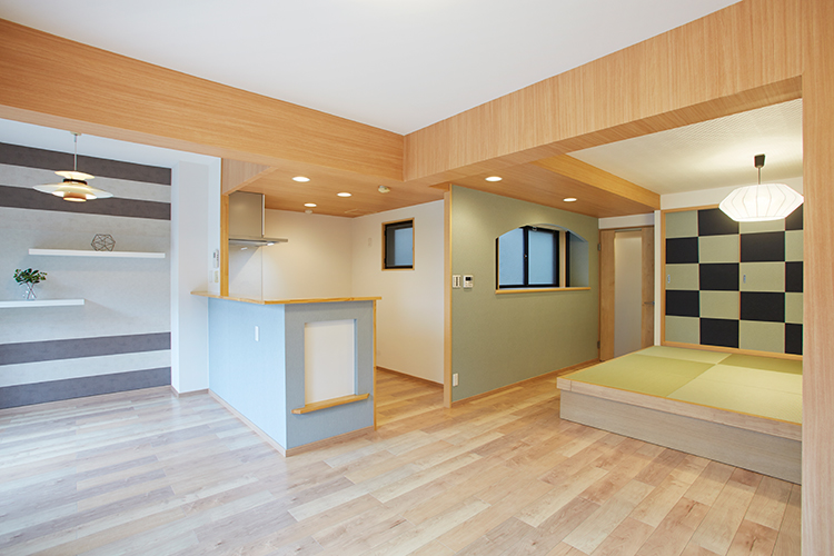 和室の壁を取り払い小上がりのモダンな畳スペースに。